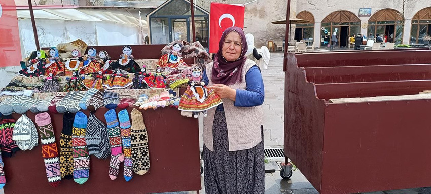 57 yaşında 42 yıldır sattığı bez bebekler için tam 5 dil öğrendi - Resim: 3