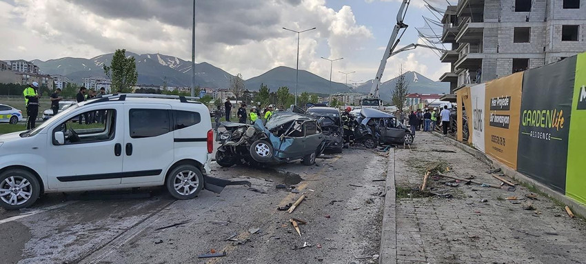 Sürücüsü rahatsızlandı, beton mikseri 8 aracı biçti - Resim: 1