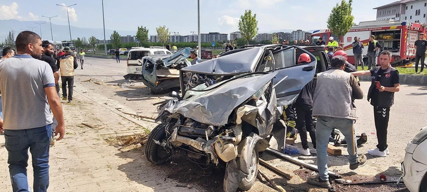 Sürücüsü rahatsızlandı, beton mikseri 8 aracı biçti - Resim: 2