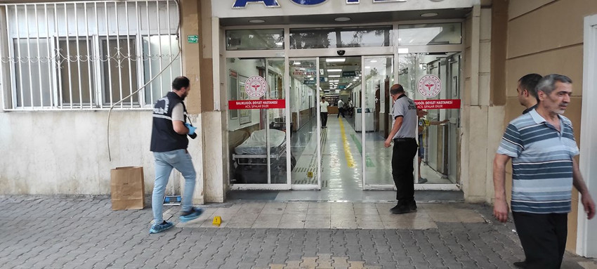 Hastanenin acil servisinde eli bıçaklı dehşet: Doktora ve güvenliği yaraladı - Resim: 1
