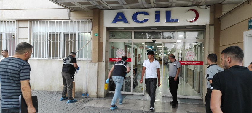 Hastanenin acil servisinde eli bıçaklı dehşet: Doktora ve güvenliği yaraladı - Resim: 2