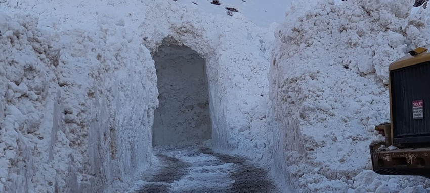 Burası Kuzey Kutbu değil Türkiye... Karlar altında yaşam koridoru oluşturuldu - Resim: 3