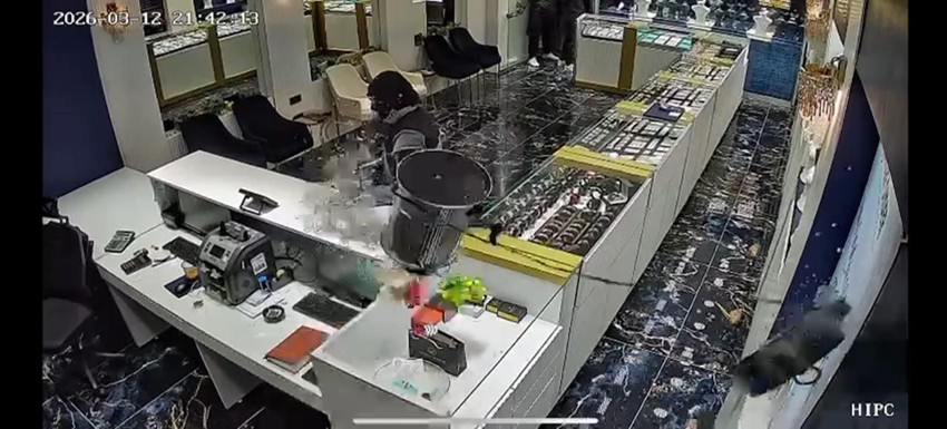 Kuyumcuda şoke eden görüntüler: Soygunculara içi sıcak su dolu çay kazanı fırlattı - Resim: 3