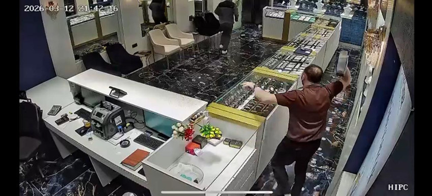 Kuyumcuda şoke eden görüntüler: Soygunculara içi sıcak su dolu çay kazanı fırlattı - Resim: 4