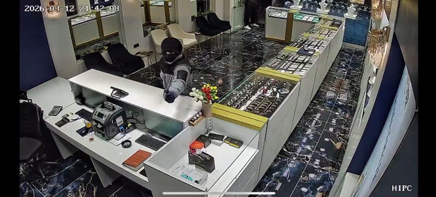 Kuyumcuda şoke eden görüntüler: Soygunculara içi sıcak su dolu çay kazanı fırlattı - Resim: 2