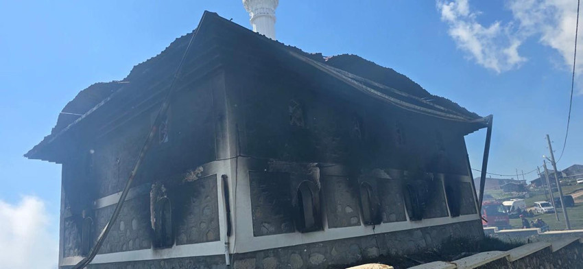 Yangın çıkan cami kül oldu, Kur'an-ı Kerimler ise zarar görmedi - Resim: 3