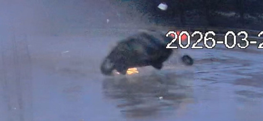 Akılalmaz kaza saniye saniye kamerada: Tam 60 metre boyunca taklalar atan araçtan sağ çıktılar - Resim: 2