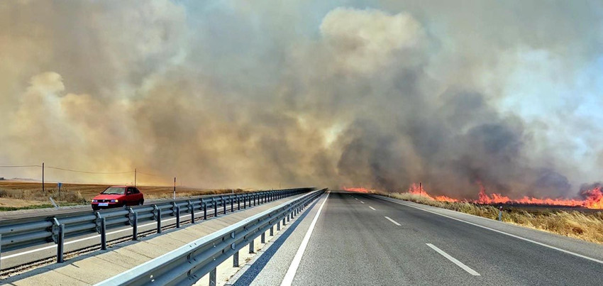 Edirne'de korkutan yangın: Yol trafiğe kapatıldı - Resim: 2