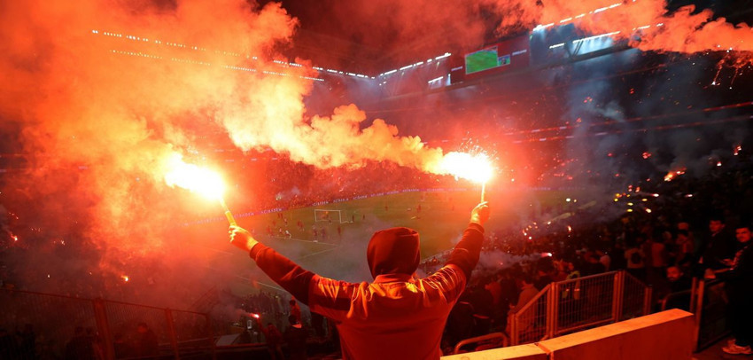 Galatasaray'dan 32 bin taraftarın önünde şampiyonluk kutlaması provası: Meşaleler geceyi aydınlattı! - Resim: 4