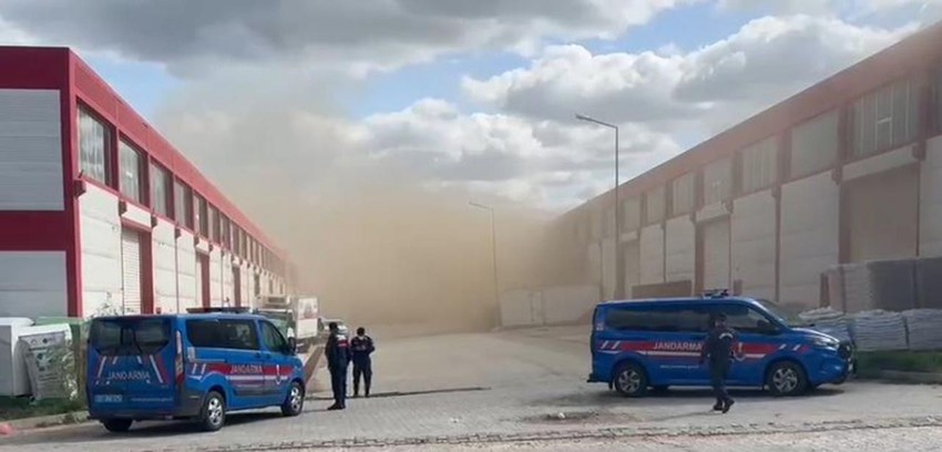Sanayi sitesinde korkutan yangın: 3 depoyu alevler sardı - Resim: 4