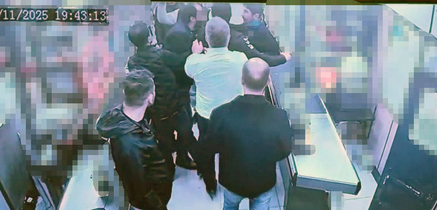 Bir çocuk şeker almak istedi, yumruklar, satırlar, tekmeler havada uçuştu; adeta savaş çıktı! - Resim: 3