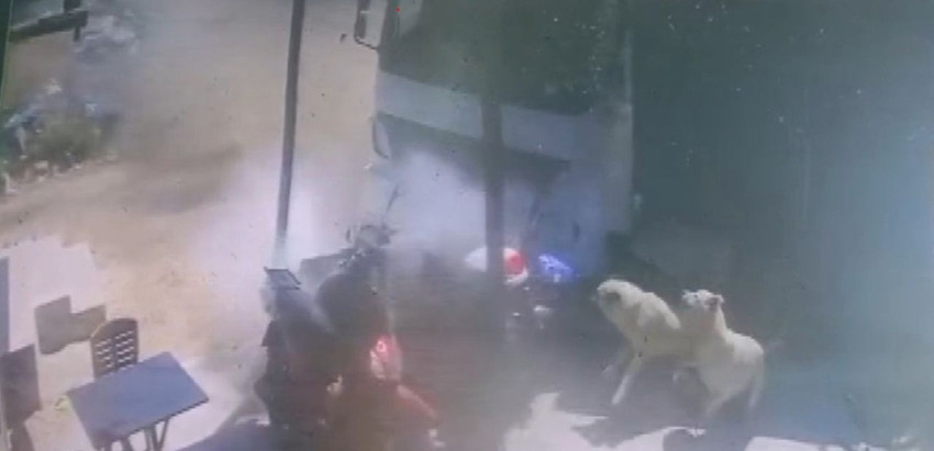 Çocuğun kullandığı kamyonun altında ezilmekten saniyelerle kurtuldular - Resim: 1