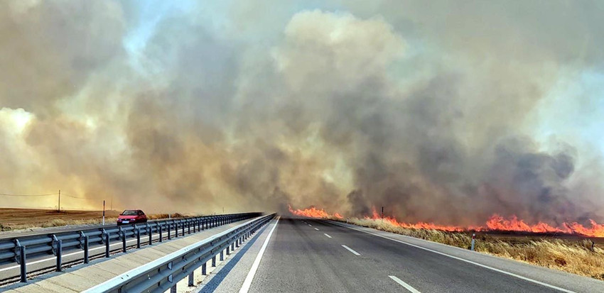 Edirne'de korkutan yangın: Yol trafiğe kapatıldı - Resim: 3
