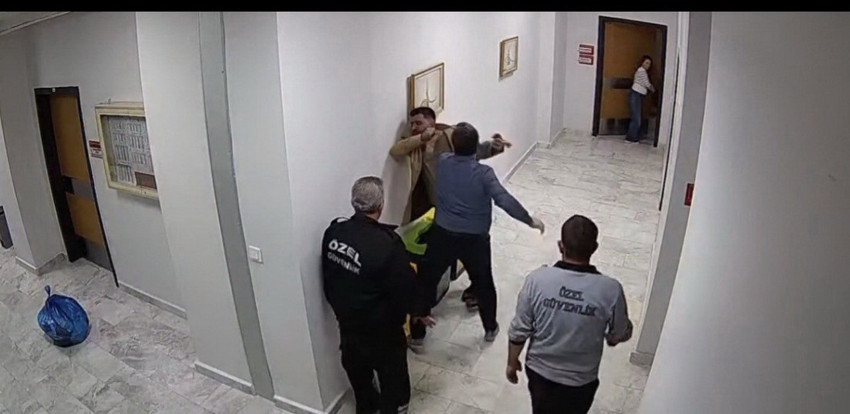 Eskişehir'in Sivrihisar il&ccedil;esindeki devlet hastanesinde m&uuml;d&uuml;r T.Y.'nin, personel A.D.'yi feci şekilde darbettiği anlar g&uuml;venlik kamerasına yansıdı. İlk darbe sonrası beyin travması ge&ccedil;irdiğini ve hi&ccedil;bir şeyi hatırlamadığını belirten mağdurun şikayeti &uuml;zerine Eskişehir Valiliği inceleme başlattı.