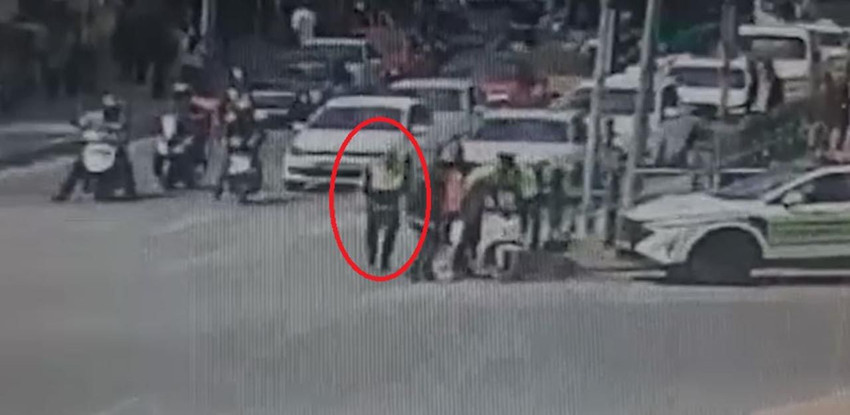 İşaret diliyle yardım istedi: Polisten motokuryeye hayat kurtaran müdahele - Resim: 3