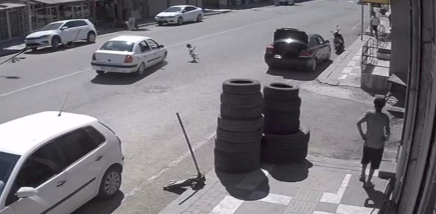 Ailesinden kaçan minik çocuk ölümden döndü: Korkunç olay kamerada - Resim: 1