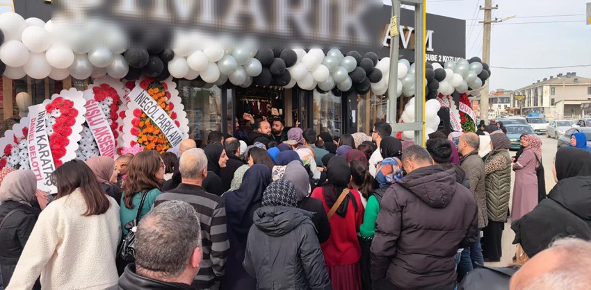 İndirime hücum! 10 TL'ye satılan ürünler izdihama yol açtı - Resim: 1