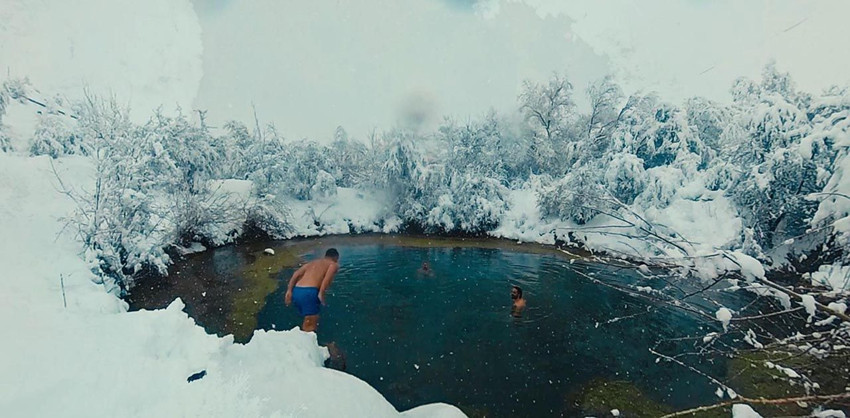 Onları ne soğuk ne de kar yağışı durdurabildi... Mineralli gölde şifa aradılar - Resim: 4