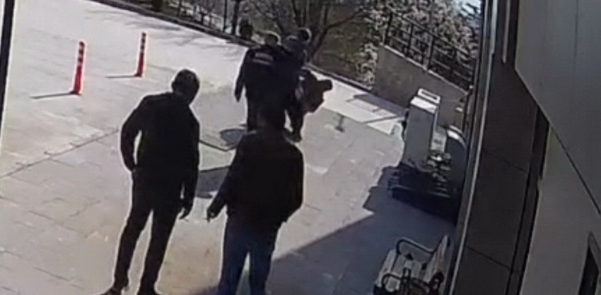 Eskişehir'in Sivrihisar il&ccedil;esindeki devlet hastanesinde m&uuml;d&uuml;r T.Y.'nin, personel A.D.'yi feci şekilde darbettiği anlar g&uuml;venlik kamerasına yansıdı. İlk darbe sonrası beyin travması ge&ccedil;irdiğini ve hi&ccedil;bir şeyi hatırlamadığını belirten mağdurun şikayeti &uuml;zerine Eskişehir Valiliği inceleme başlattı.