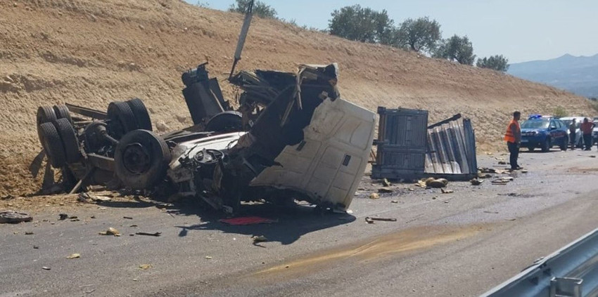 Türkiye'nin ölüm virajında korkunç kaza: Yolcu otobüsü kamyonla çarpıştı; ölü ve yaralılar var - Resim: 4
