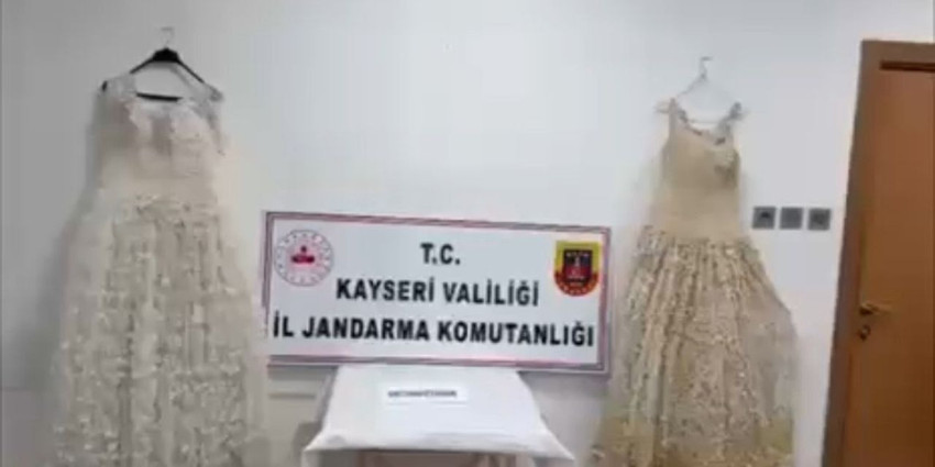 Uyuşturucu tacirleri kilolarca uyuşturucuyu gelinliğin üstüne boncuk boncuk işlemiş - Resim: 1