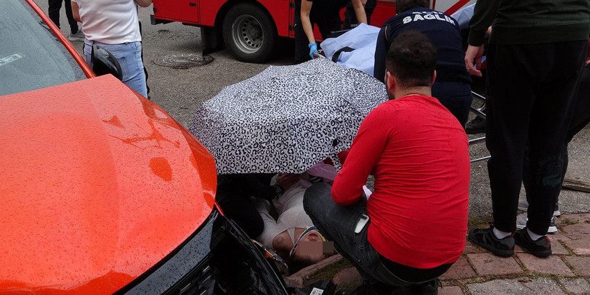 Yağışlı havadaki trafik kazası sonrasında yaralılara şemsiyeli müdahale... - Resim: 1