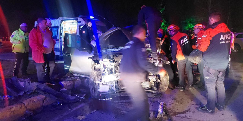 Kamyon kırmızı ışıkta bekleyen 6 aracı biçti: Yaralılar var - Resim: 2