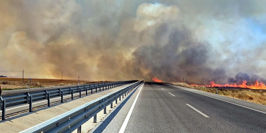 Edirne'de korkutan yangın: Yol trafiğe kapatıldı - Resim: 1
