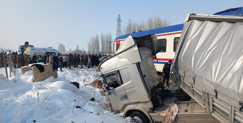 Yolcu treni, hayvan yüklü tıra çarptı: Ölü ve yaralılar var - Resim: 1