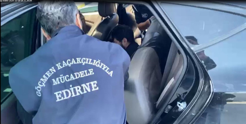 Sınırda yasa dışı göçmen operasyonu: Koltuğun altından çıktılar - Resim: 2