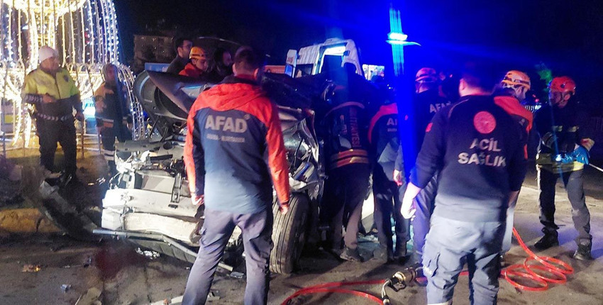 Kamyon kırmızı ışıkta bekleyen 6 aracı biçti: Yaralılar var - Resim: 3