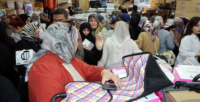 Yüzde 50 indirimi duyan koşunca vatandaş birbirini ezdi - Resim: 4