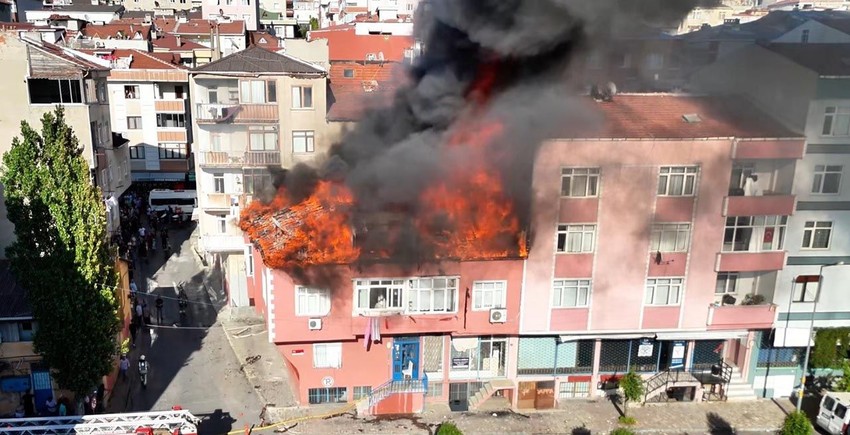 İstanbul'da yürekleri ağza getiren yangın: Alevler yan binaya sıçradı - Resim: 1
