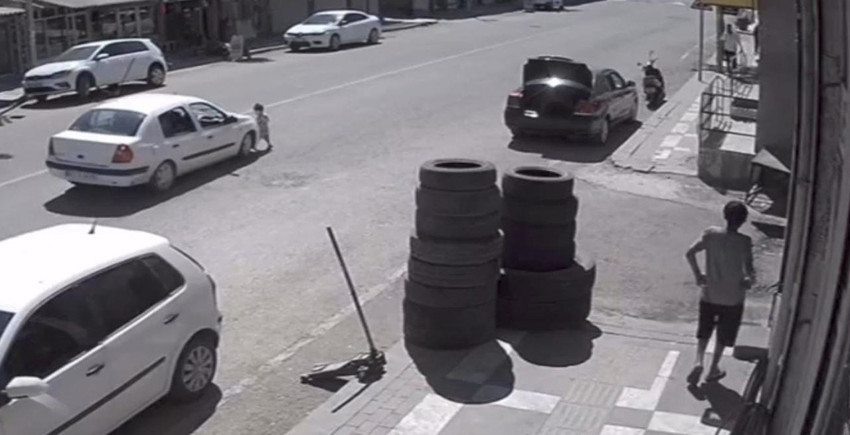 Ailesinden kaçan minik çocuk ölümden döndü: Korkunç olay kamerada - Resim: 2