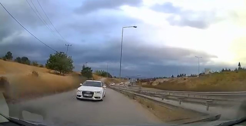 Trafikte ölümle burun buruna geldiler... Korku dolu anlar kamerada - Resim: 2