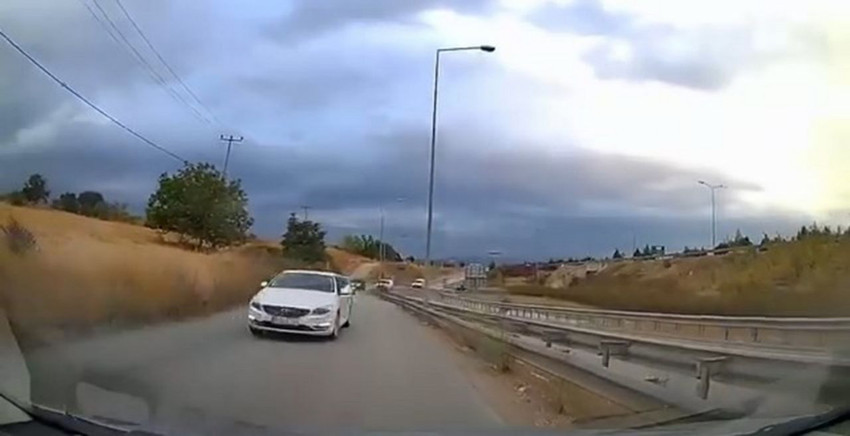Trafikte ölümle burun buruna geldiler... Korku dolu anlar kamerada - Resim: 4