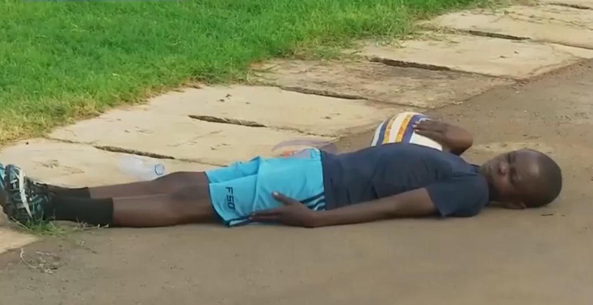 Futbol maçında akılalmaz olay: Herkes kendini yere attı - Resim: 1