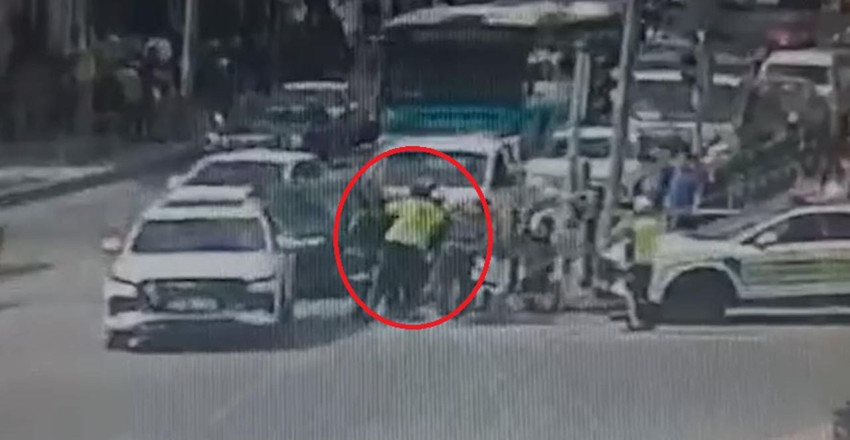 İşaret diliyle yardım istedi: Polisten motokuryeye hayat kurtaran müdahele - Resim: 4