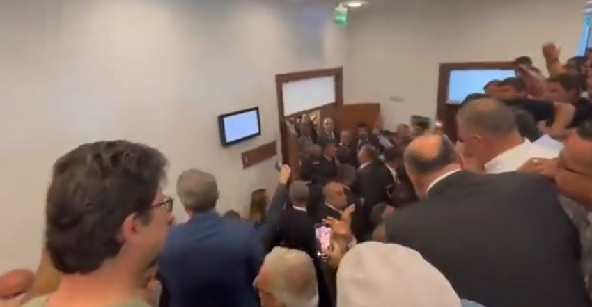 TBMM'de yumruk yumruğa kavga: Meclis koridorları savaş alanına döndü! - Resim: 2