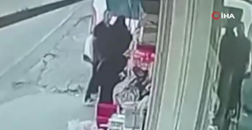 Yine boşanma aşamasında bir cani: İstanbul'da sokak ortasında kadına şiddet kamerada - Resim: 2