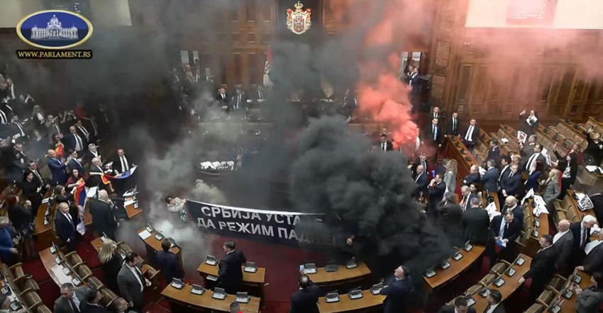 Milletvekilleri ortalığı savaş alanına çevirdi: Meşale yakıp, sis bombası attılar - Resim: 2