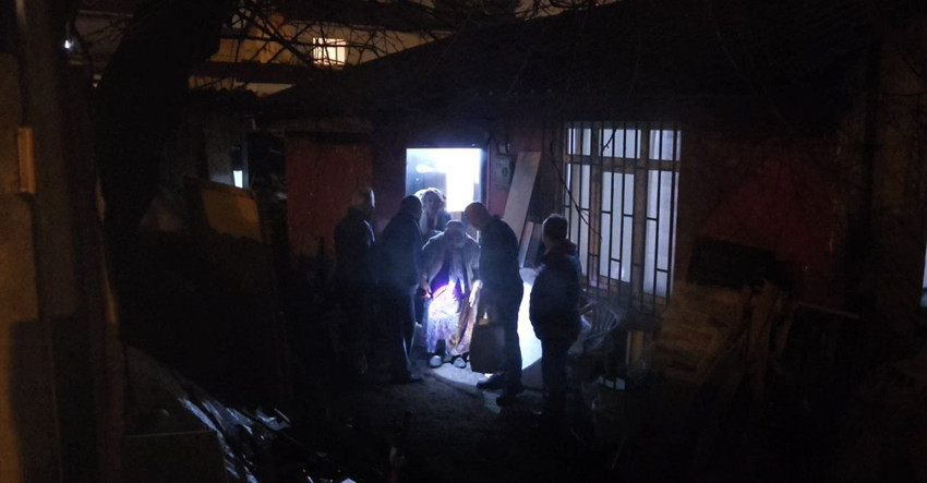 Yaşlı kadın gece yarısı kabusu yaşadı: Uyurken evinin zemini çöktü - Resim: 1