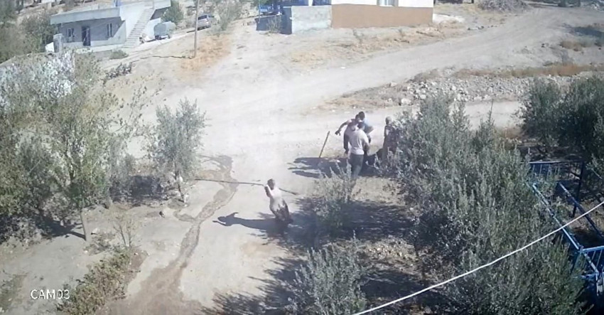 Akraba dehşeti saniye saniye kamerada: Bayıltana kadar dövüp, kafasını taşla ezmeye çalıştılar - Resim: 4