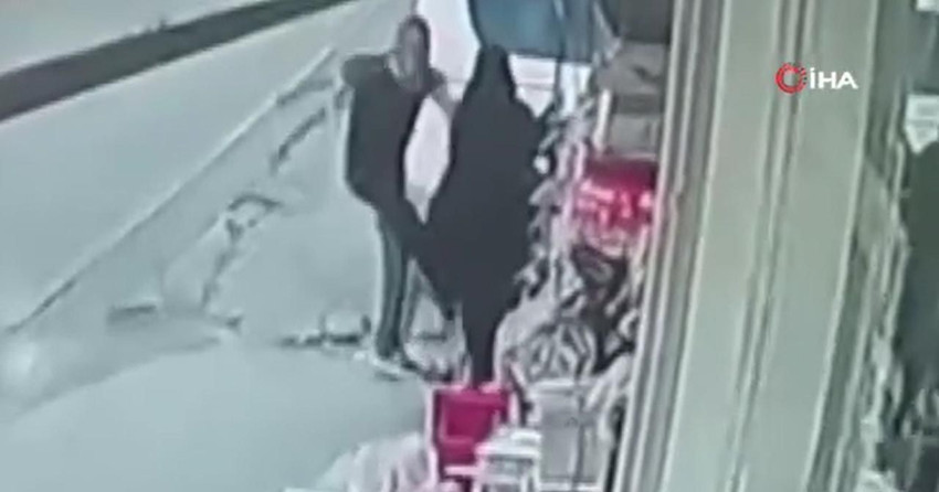 Yine boşanma aşamasında bir cani: İstanbul'da sokak ortasında kadına şiddet kamerada - Resim: 1