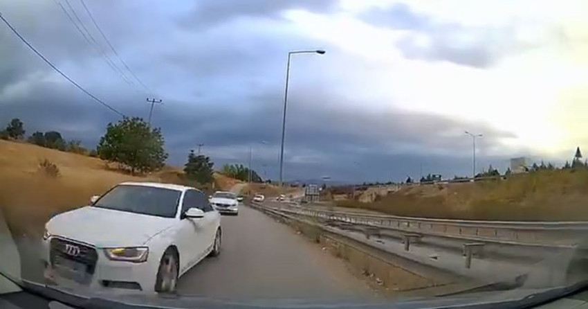 Trafikte ölümle burun buruna geldiler... Korku dolu anlar kamerada - Resim: 3