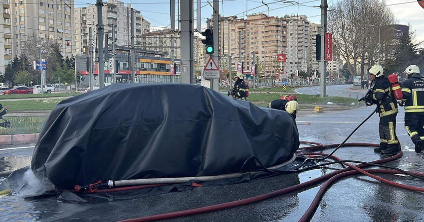 Elektrikli otomobil yol ortasında alev topuna döndü - Resim: 2