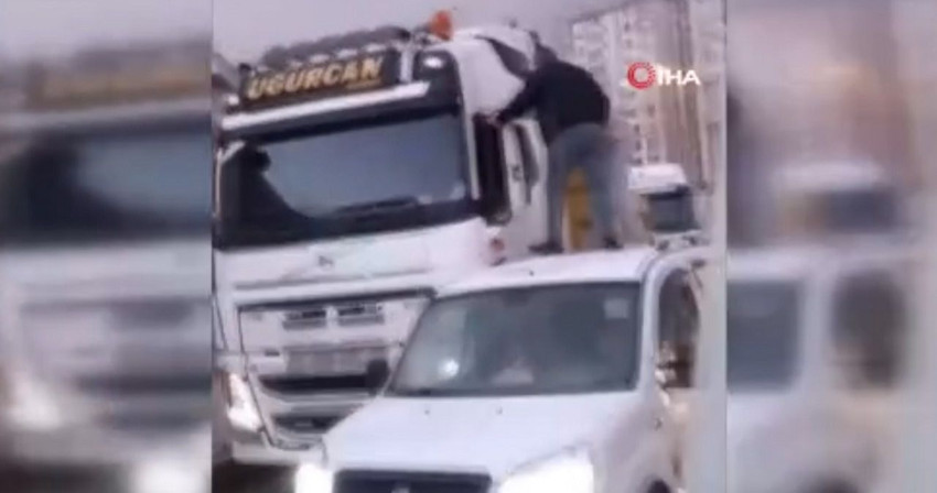 İstanbul trafiğinde ''yok artık'' dedirten magandalık: Aracın tavanına çıkıp darp ettiler - Resim: 4