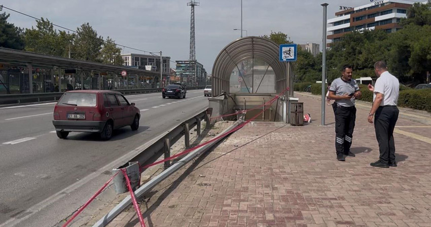 Metroda akılalmaz kaza: Aracıyla metro istasyonuna dalıp, yürüyen merdivenlere sıkıştı - Resim: 2