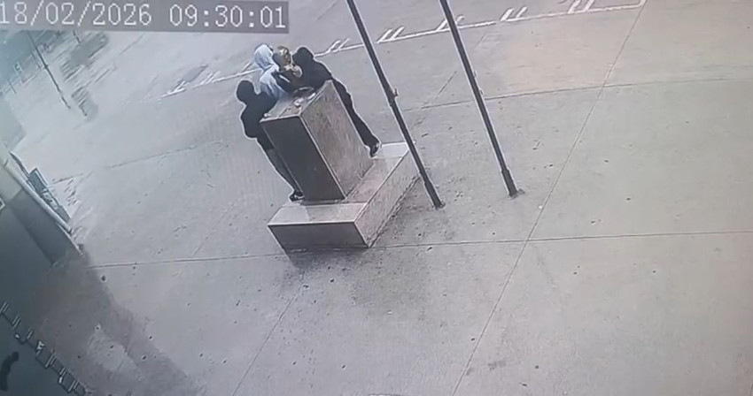 Fırtınada duygulandıran anlar: Atatürk büstü devrilmesin diye ellerini siper ettiler - Resim: 2