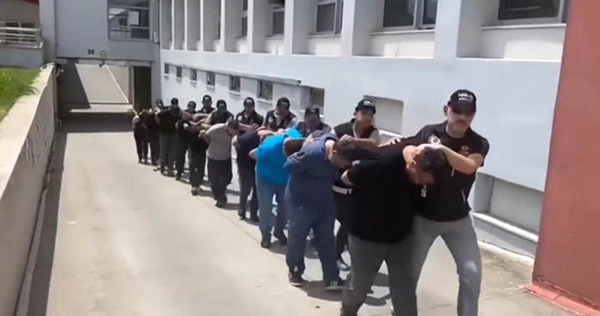 Y&uuml;zlerce polisle şafak baskını! Kapılar ko&ccedil;başıyla kırıldı, kıskıvrak yakalandılar - Resim: 1